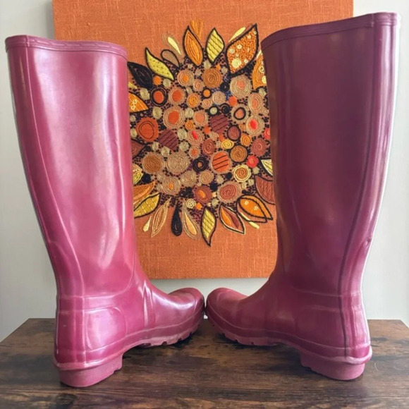 •SOLD•|Hunter | Tall Glossy Original Rain Boots in Plum, Size 6 - Picture 5 of 7